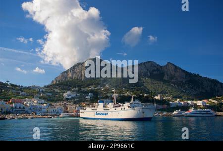 Wir nähern uns dem Hafen von Capri mit dem Boot. Capri ist eine Insel im Tyrrhenischen Meer vor der Halbinsel Sorrent, auf der Südseite des Golfs von Neapel im Campaniaregion von Italien Capri, berühmt für seine zerklüftete Landschaft, kulturelle Geschichte, gehobene Hotels und Einkaufsmöglichkeiten Stockfoto