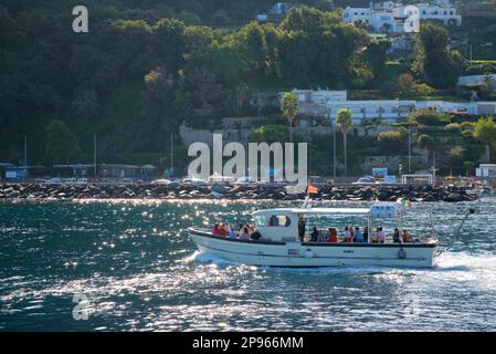 Wir nähern uns dem Hafen von Capri mit dem Boot. Capri ist eine Insel im Tyrrhenischen Meer vor der Halbinsel Sorrent, auf der Südseite des Golfs von Neapel im Campaniaregion von Italien Capri, berühmt für seine zerklüftete Landschaft, kulturelle Geschichte, gehobene Hotels und Einkaufsmöglichkeiten Stockfoto