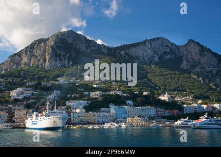 Wir nähern uns dem Hafen von Capri mit dem Boot. Capri ist eine Insel im Tyrrhenischen Meer vor der Halbinsel Sorrent, auf der Südseite des Golfs von Neapel im Campaniaregion von Italien Capri, berühmt für seine zerklüftete Landschaft, kulturelle Geschichte, gehobene Hotels und Einkaufsmöglichkeiten Stockfoto