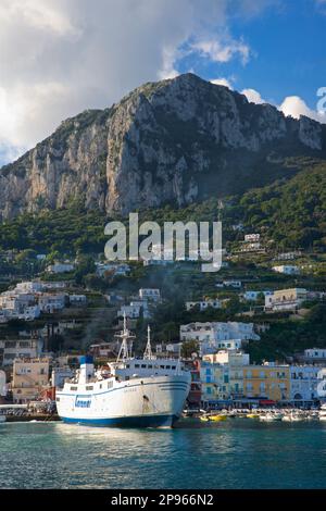 Wir nähern uns dem Hafen von Capri mit dem Boot. Capri ist eine Insel im Tyrrhenischen Meer vor der Halbinsel Sorrent, auf der Südseite des Golfs von Neapel im Campaniaregion von Italien Capri, berühmt für seine zerklüftete Landschaft, kulturelle Geschichte, gehobene Hotels und Einkaufsmöglichkeiten Stockfoto