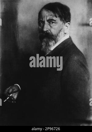 1929 c, ÖSTERREICH : der gefeierte österreichische Schriftsteller und Dramatiker ARTHUR SCHNITZLER ( 1862 - 1931 ). - LETTERATO - SCRITTORE - LETTERATURA - Literatur - Drammaturgo - TEATRO - Theater - Commediografo - Playwriter - barba - Bart - Sigaretta - Zigarette - Fumatore - Raucher - Portrait - Rituto - Playwriter --- Archivio GBB Stockfoto