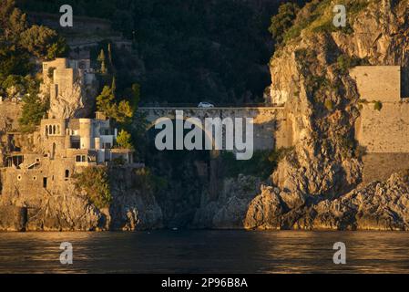 Brücke über den Fiordo di Furore, Furore, Amalfiküste, Salerno, Kampanien, Italien, vom Meer aus gesehen im Sonnenlicht am späten Nachmittag. Stockfoto