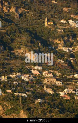 Hügel zwischen Praiano und Furore an der Amalfiküste. Vom Meer aus bei Sonnenuntergang im Licht des späten Nachmittags zu sehen. Stockfoto