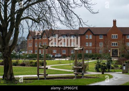 Taplow, Buckinghamshire, Großbritannien. 10. März 2023. Neue Häuser im Berkeley Homes Taplow Riverside Development an der Themse in Buckinghamshire. Die Berkeley-Gruppe verfolgt Berichten zufolge einen „vorsichtigen“ Ansatz bei der Einführung neuer Phasen ihrer Wohnungsbauentwicklung aufgrund der anhaltenden „Volatilität“ im britischen Immobiliensektor. Dennoch bleibt ihre Prognose für das Haushaltsjahr unverändert. Kredit: Maureen McLean/Alamy Live News Stockfoto