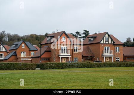 Taplow, Buckinghamshire, Großbritannien. 10. März 2023. Neue Häuser im Berkeley Homes Taplow Riverside Development an der Themse in Buckinghamshire. Die Berkeley-Gruppe verfolgt Berichten zufolge einen „vorsichtigen“ Ansatz bei der Einführung neuer Phasen ihrer Wohnungsbauentwicklung aufgrund der anhaltenden „Volatilität“ im britischen Immobiliensektor. Dennoch bleibt ihre Prognose für das Haushaltsjahr unverändert. Kredit: Maureen McLean/Alamy Live News Stockfoto