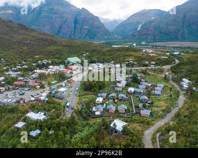 Blick auf die Drohne von Tortel mit seinen kleinen Hütten - Entdecken des wunderschönen Dorfes während der Fahrt durch das Carretera Austral in Patagonien, Chile Stockfoto
