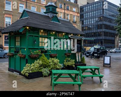 Russell Square Cabmen's Shelter am Russell Square London. 1901 erbaut, bot es den Londoner Taxifahrern Unterschlupf und Erfrischungen. Klasse II aufgeführt. Stockfoto