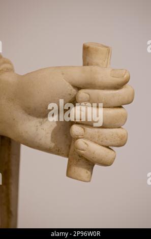 Details römischer Figuren, die aus den Ruinen von Pompeji ausgegraben wurden. Eine Hand, die eine Schriftrolle zusammenfaltet. Das Antiquarium von Pompeji wurde 1873 eröffnet, 1980 jedoch geschlossen. Es wurde erst 2021 wieder als Museum mit einer permanenten Ausstellung von Artefakten eröffnet. Stockfoto