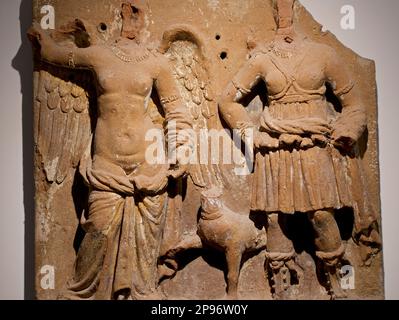 Details der römischen Terrakotta-Platte, die aus den Ruinen von Pompeji ausgegraben wurde. Frauenskulptur mit fehlenden Köpfen. Das Antiquarium von Pompeji wurde 1873 eröffnet, 1980 jedoch geschlossen. Es wurde erst 2021 wieder als Museum mit einer permanenten Ausstellung von Artefakten eröffnet. Stockfoto