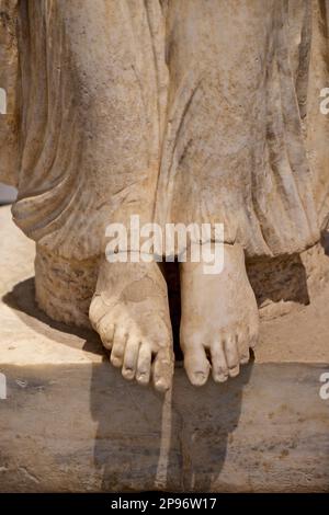 Detail der römischen Skulptur einer Frau. Details der Füße. Aus den Ruinen von Pompeji ausgegraben. Das Antiquarium von Pompeji wurde 1873 eröffnet, 1980 jedoch geschlossen. Es wurde erst 2021 wieder als Museum mit einer permanenten Ausstellung von Artefakten eröffnet. Stockfoto