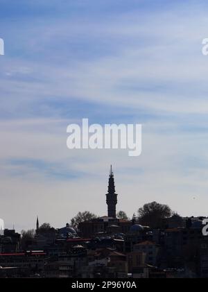 Historischer Beyazit-Turm, Hintergrundbeleuchtung mit blauem Himmel. Eines der Symbole von Istanbul. Der Beyazıt-Turm wurde in den 18. Jahren erbaut. Istanbul, Türkei - März 2023 Stockfoto