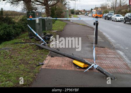 Taplow, Buckinghamshire, Großbritannien. 10. März 2023. Eine Ampel wurde nach einem Verkehrsunfall auf der A4 Bath Road von der Thames Valley Police abgesperrt. Ein Team war heute vor Ort, um die Lichter neben einem Fußgängerübergang zu reparieren. Es ist nicht bekannt, ob der Fahrer verletzt wurde. Kredit: Maureen McLean/Alamy Live News Stockfoto