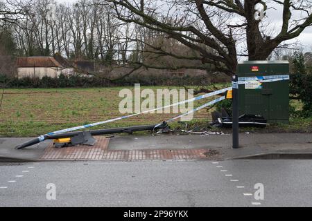 Taplow, Buckinghamshire, Großbritannien. 10. März 2023. Eine Ampel wurde nach einem Verkehrsunfall auf der A4 Bath Road von der Thames Valley Police abgesperrt. Ein Team war heute vor Ort, um die Lichter neben einem Fußgängerübergang zu reparieren. Es ist nicht bekannt, ob der Fahrer verletzt wurde. Kredit: Maureen McLean/Alamy Live News Stockfoto