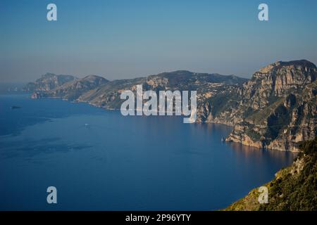 Die Annäherung an Positano vom Walk of the Gods. Tyrrhenisches Meer, Mittelmeer, Amalfiküste Italien. Halbinsel Sorrent Stockfoto