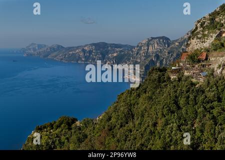 Die Annäherung an Positano vom Walk of the Gods. Tyrrhenisches Meer, Mittelmeer, Amalfiküste Italien. Halbinsel Sorrent Stockfoto
