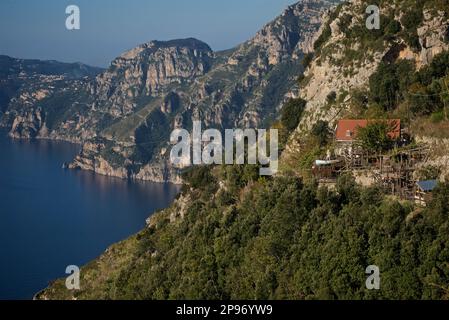 Die Annäherung an Positano vom Walk of the Gods. Tyrrhenisches Meer, Mittelmeer, Amalfiküste Italien. Stockfoto