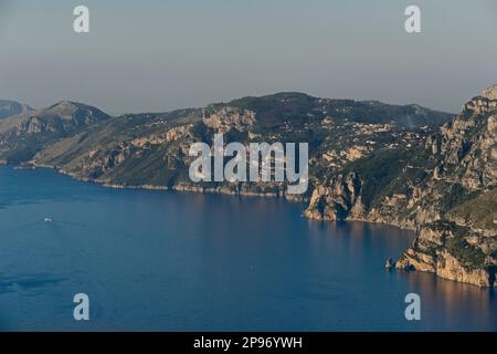 Die Annäherung an Positano vom Walk of the Gods. Tyrrhenisches Meer, Mittelmeer, Amalfiküste Italien. Halbinsel Sorrent Stockfoto