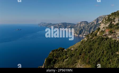 Die Annäherung an Positano vom Walk of the Gods. Tyrrhenisches Meer, Mittelmeer, Amalfiküste Italien. Halbinsel Sorrent Stockfoto