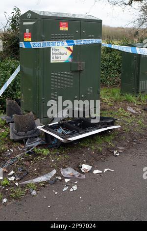 Taplow, Buckinghamshire, Großbritannien. 10. März 2023. Eine Ampel wurde nach einem Verkehrsunfall auf der A4 Bath Road von der Thames Valley Police abgesperrt. Ein Team war heute vor Ort, um die Lichter neben einem Fußgängerübergang zu reparieren. Es ist nicht bekannt, ob der Fahrer verletzt wurde. Kredit: Maureen McLean/Alamy Live News Stockfoto