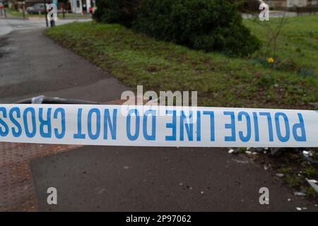 Taplow, Buckinghamshire, Großbritannien. 10. März 2023. Eine Ampel wurde nach einem Verkehrsunfall auf der A4 Bath Road von der Thames Valley Police abgesperrt. Ein Team war heute vor Ort, um die Lichter neben einem Fußgängerübergang zu reparieren. Es ist nicht bekannt, ob der Fahrer verletzt wurde. Kredit: Maureen McLean/Alamy Live News Stockfoto