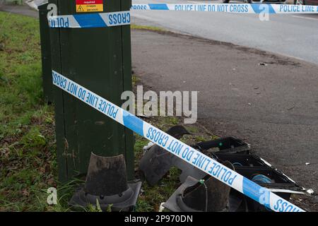 Taplow, Buckinghamshire, Großbritannien. 10. März 2023. Eine Ampel wurde nach einem Verkehrsunfall auf der A4 Bath Road von der Thames Valley Police abgesperrt. Ein Team war heute vor Ort, um die Lichter neben einem Fußgängerübergang zu reparieren. Es ist nicht bekannt, ob der Fahrer verletzt wurde. Kredit: Maureen McLean/Alamy Live News Stockfoto