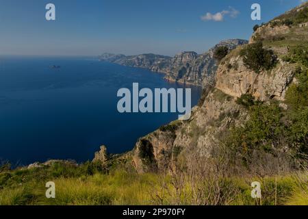Die Annäherung an Positano vom Walk of the Gods. Tyrrhenisches Meer, Mittelmeer, Amalfiküste Italien. Halbinsel Sorrent Stockfoto