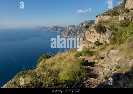 Die Annäherung an Positano vom Walk of the Gods. Tyrrhenisches Meer, Mittelmeer, Amalfiküste Italien. Halbinsel Sorrent Stockfoto