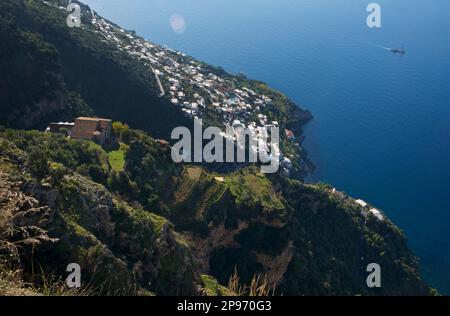 Die Annäherung an Positano vom Walk of the Gods. Tyrrhenisches Meer, Mittelmeer, Amalfiküste Italien. Stockfoto