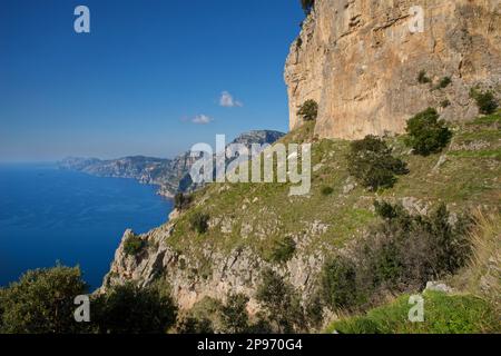 Die Annäherung an Positano vom Walk of the Gods. Tyrrhenisches Meer, Mittelmeer, Amalfiküste Italien. Halbinsel Sorrent Stockfoto