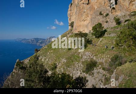 Die Annäherung an Positano vom Walk of the Gods. Tyrrhenisches Meer, Mittelmeer, Amalfiküste Italien. Halbinsel Sorrent Stockfoto