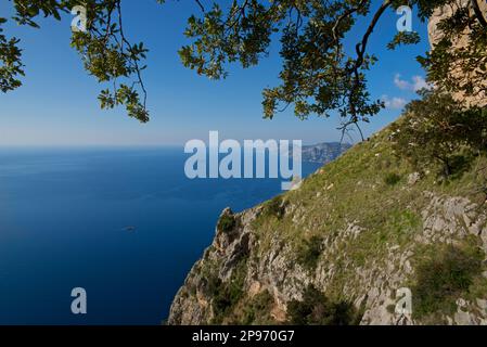 Die Annäherung an Positano vom Walk of the Gods. Tyrrhenisches Meer, Mittelmeer, Amalfiküste Italien. Stockfoto
