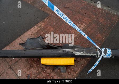 Taplow, Buckinghamshire, Großbritannien. 10. März 2023. Eine Ampel wurde nach einem Verkehrsunfall auf der A4 Bath Road von der Thames Valley Police abgesperrt. Ein Team war heute vor Ort, um die Lichter neben einem Fußgängerübergang zu reparieren. Es ist nicht bekannt, ob der Fahrer verletzt wurde. Kredit: Maureen McLean/Alamy Live News Stockfoto