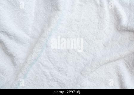 Weißes Baumwollbad flauschige Handtuchstruktur Hintergrund. Baby-, Spa-, Hotel- und Wäschekonzept Stockfoto