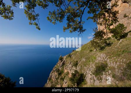 Die Annäherung an Positano vom Walk of the Gods. Tyrrhenisches Meer, Mittelmeer, Amalfiküste Italien. Stockfoto