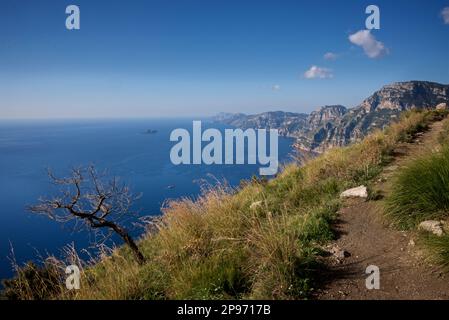 Die Annäherung an Positano vom Walk of the Gods. Tyrrhenisches Meer, Mittelmeer, Amalfiküste Italien. Wanderweg. Stockfoto