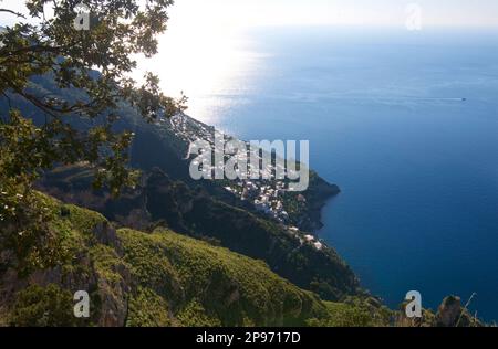 Die Annäherung an Positano vom Walk of the Gods. Tyrrhenisches Meer, Mittelmeer, Amalfiküste Italien. Stockfoto