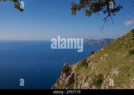 Die Annäherung an Positano vom Walk of the Gods. Tyrrhenisches Meer, Mittelmeer, Amalfiküste Italien. Halbinsel Sorrent Stockfoto