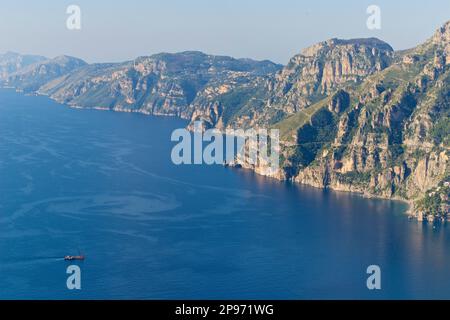 Die Annäherung an Positano vom Walk of the Gods. Tyrrhenisches Meer, Mediteranisch, Italien Halbinsel Sorrent Stockfoto