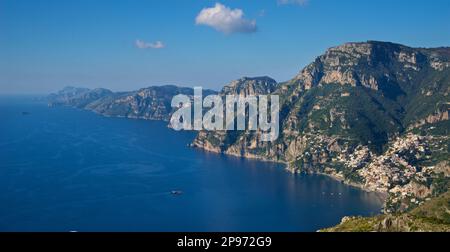 Die Annäherung an Positano vom Walk of the Gods. Tyrrhenisches Meer, Mediteranisch, Italien Halbinsel Sorrent Stockfoto