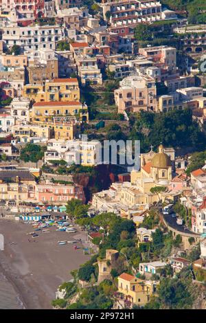 Das Zentrum von Positano und der Strand werden vom Wanderweg, der als Walk of the Gods bekannt ist, aus gesehen. Tyrrhenisches Meer, Mittelmeer, Italien Stockfoto