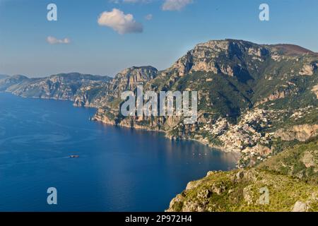 Die Annäherung an Positano vom Walk of the Gods. Tyrrhenisches Meer, Mediteranisch, Italien Halbinsel Sorrent Stockfoto