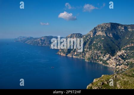 Die Annäherung an Positano vom Walk of the Gods. Tyrrhenisches Meer, Mediteranisch, Italien Halbinsel Sorrent Stockfoto