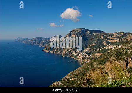 Die Annäherung an Positano vom Walk of the Gods. Tyrrhenisches Meer, Mediteranisch, Italien Halbinsel Sorrent Stockfoto