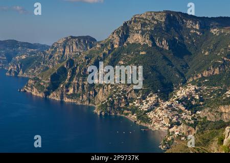 Die Annäherung an Positano vom Walk of the Gods. Tyrrhenisches Meer, Mittelmeer, Italien Stockfoto