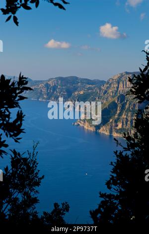 Die Annäherung an Positano vom Walk of the Gods. Tyrrhenisches Meer, Mediteranisch, Italien Halbinsel Sorrent Stockfoto