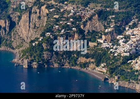 Die Annäherung an Positano vom Walk of the Gods. Tyrrhenisches Meer, Mittelmeer, Italien Stockfoto