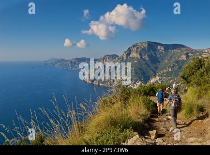 Die Annäherung an Positano vom Walk of the Gods. Wanderer im Tyrrhenischen Meer, im Mittelmeer, in Italien auf dem Pfad. Stockfoto