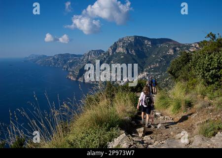Die Annäherung an Positano vom Walk of the Gods. Wanderer im Tyrrhenischen Meer, im Mittelmeer, in Italien auf dem Pfad. Stockfoto