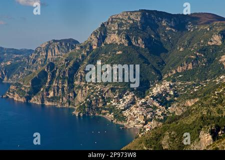 Die Annäherung an Positano vom Walk of the Gods. Tyrrhenisches Meer, Mittelmeer, Italien Stockfoto