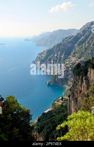 Die Annäherung an Positano vom Walk of the Gods. Tyrrhenisches Meer, Mittelmeer, Italien Stockfoto